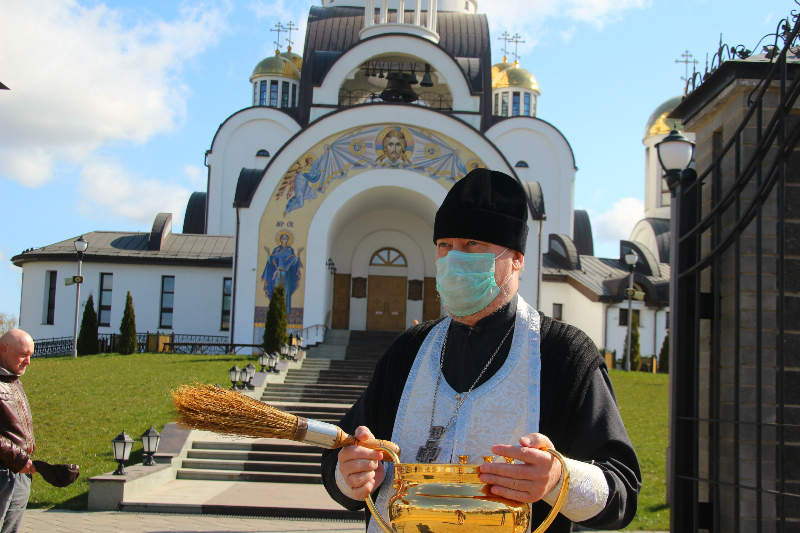 Фотофакт: освящение Пасхальных приношений в Солигорске