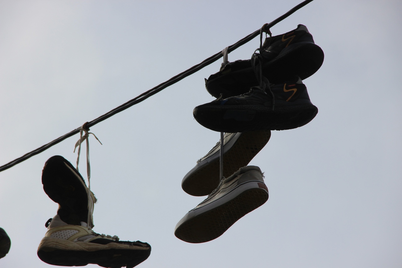 В Солигорске забрасывают обувь на провода - Шахцёр Солигорск