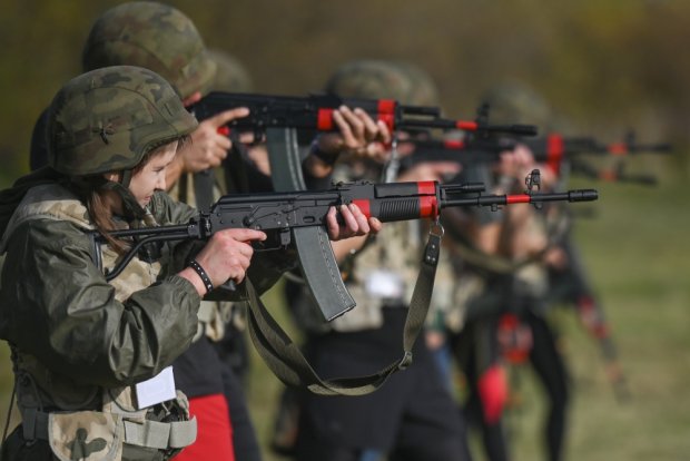 В Польше начали активно привлекать несовершеннолетних к боевой подготовке