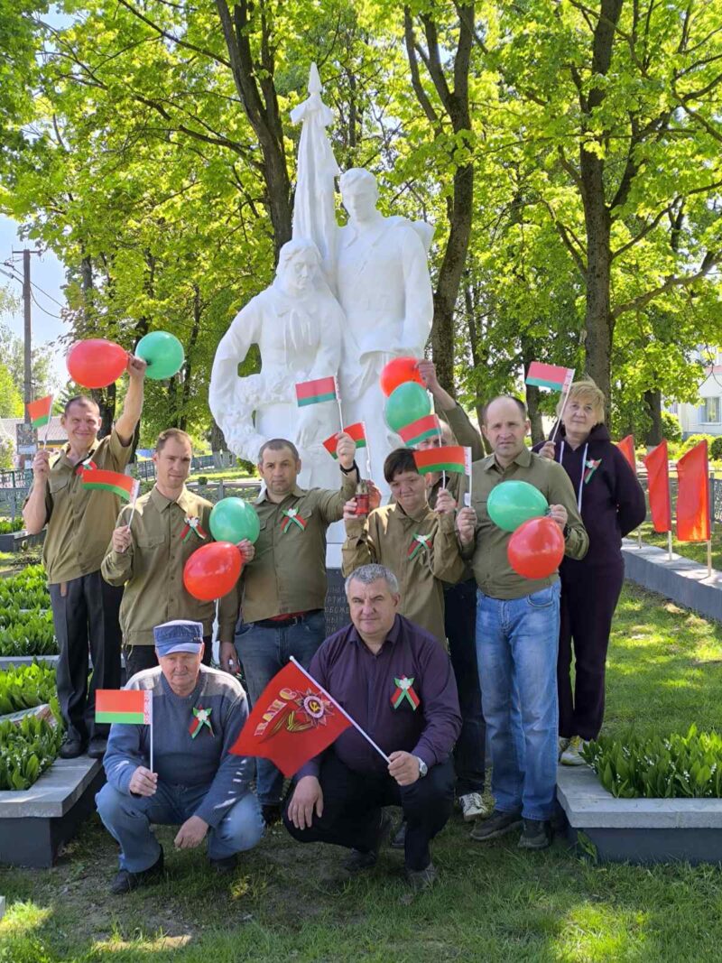 От памятника к памятнику с лампадой Памяти». Работники и проживающие  Краснослободского дома-интерната приняли участие в акции - Шахцёр Солигорск