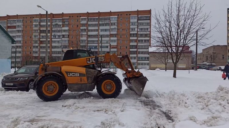 Более 80 человек и 6 единиц спецтехники. Как обстоят дела с расчисткой солигорских дорог от снега?